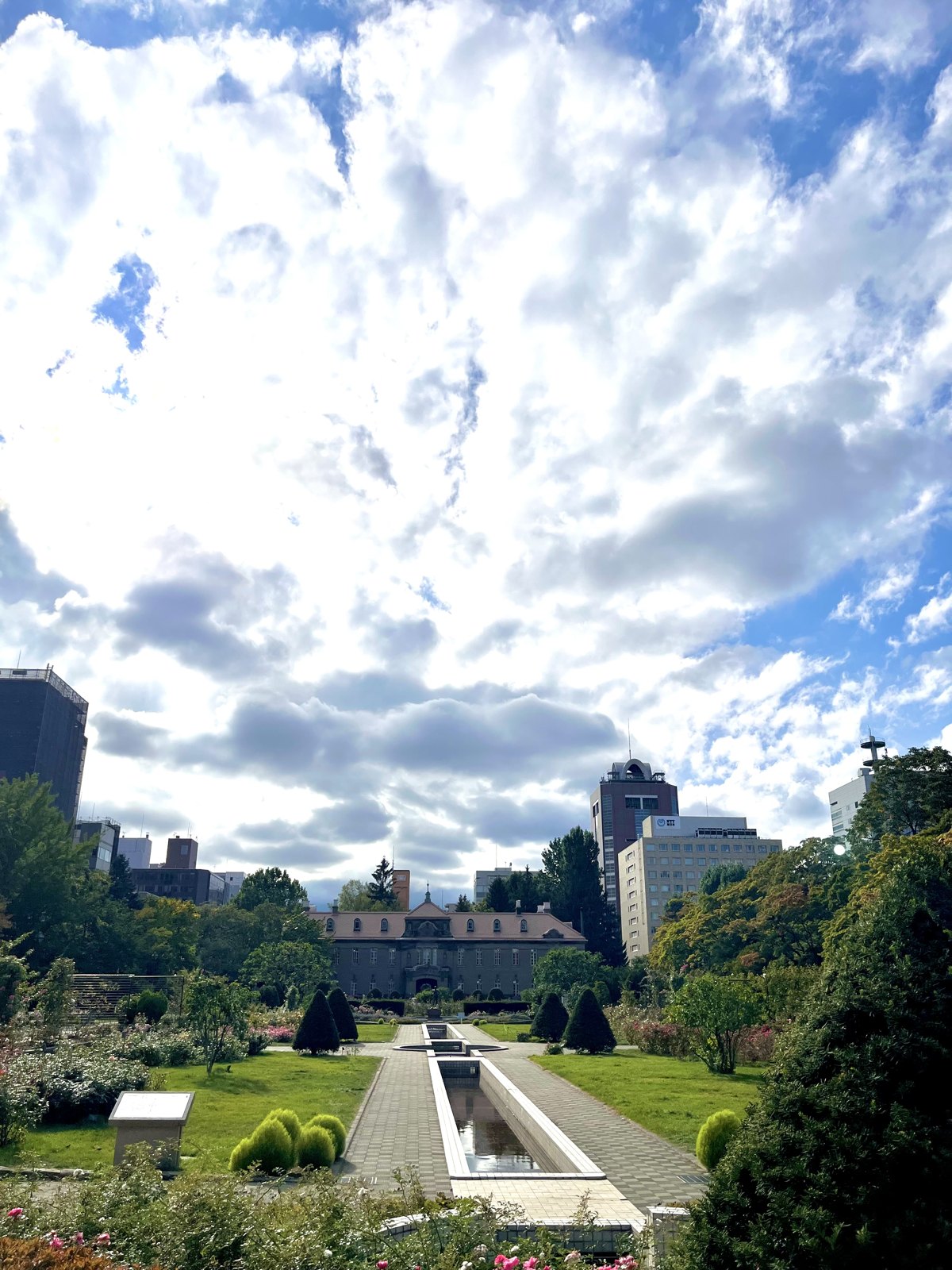 大通公園の西のはしから見た札幌市資料館