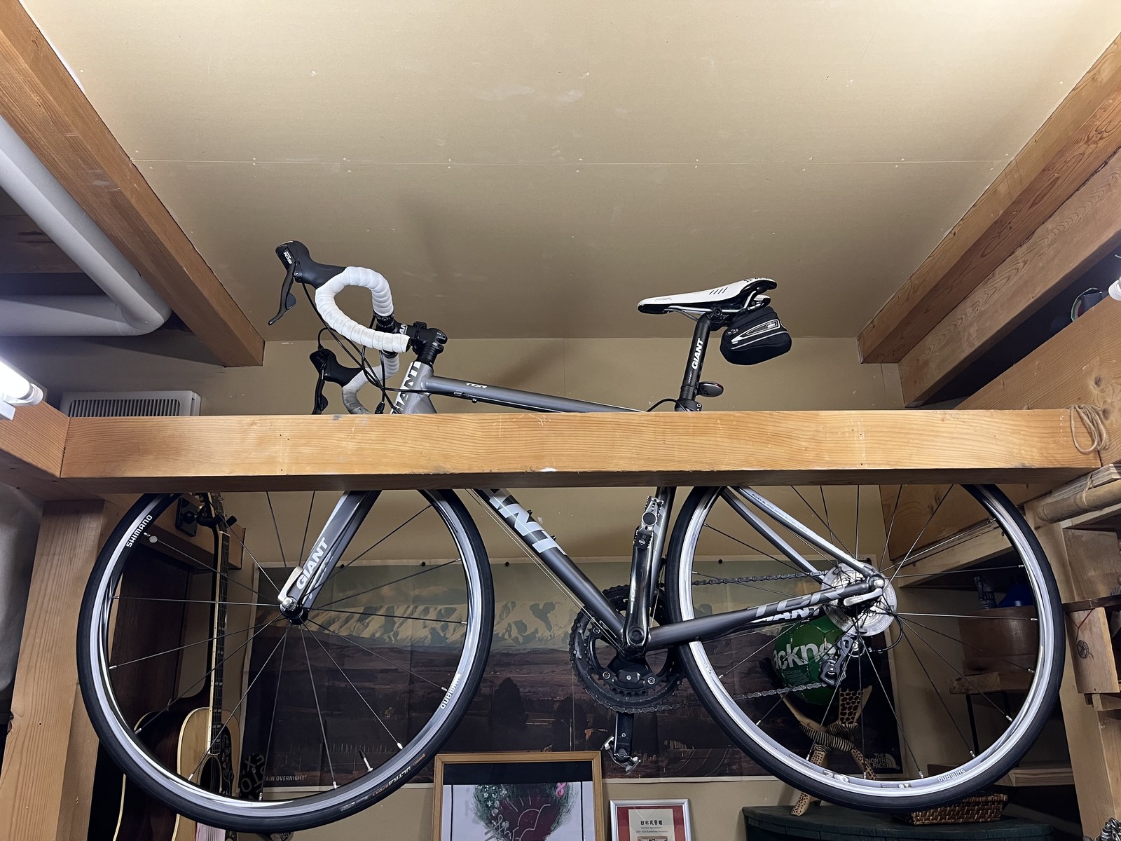 車庫の梁にフックで吊るしたGIANT TCR