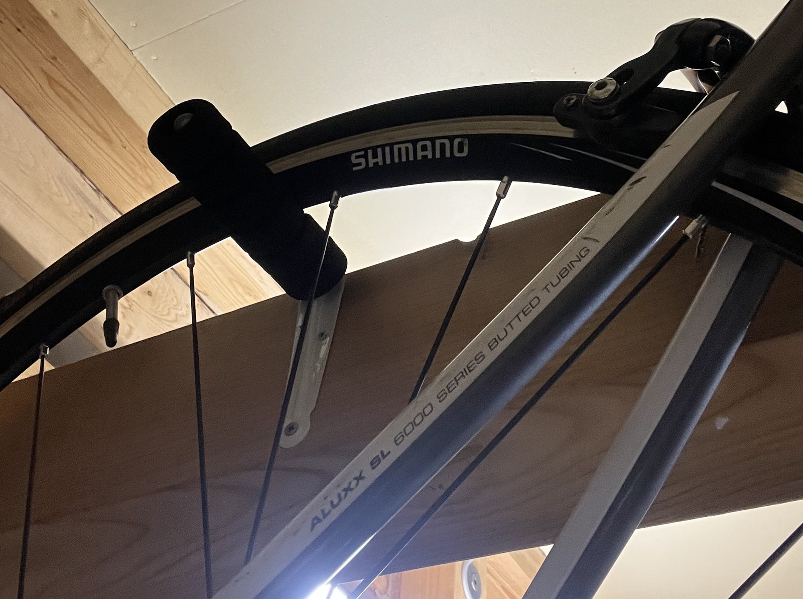 梁に取り付けた自転車の吊り下げフックとALUXX SLの刻印