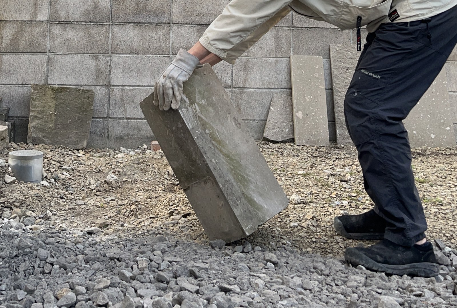 札幌軟石を次の角へ倒して進めるところ