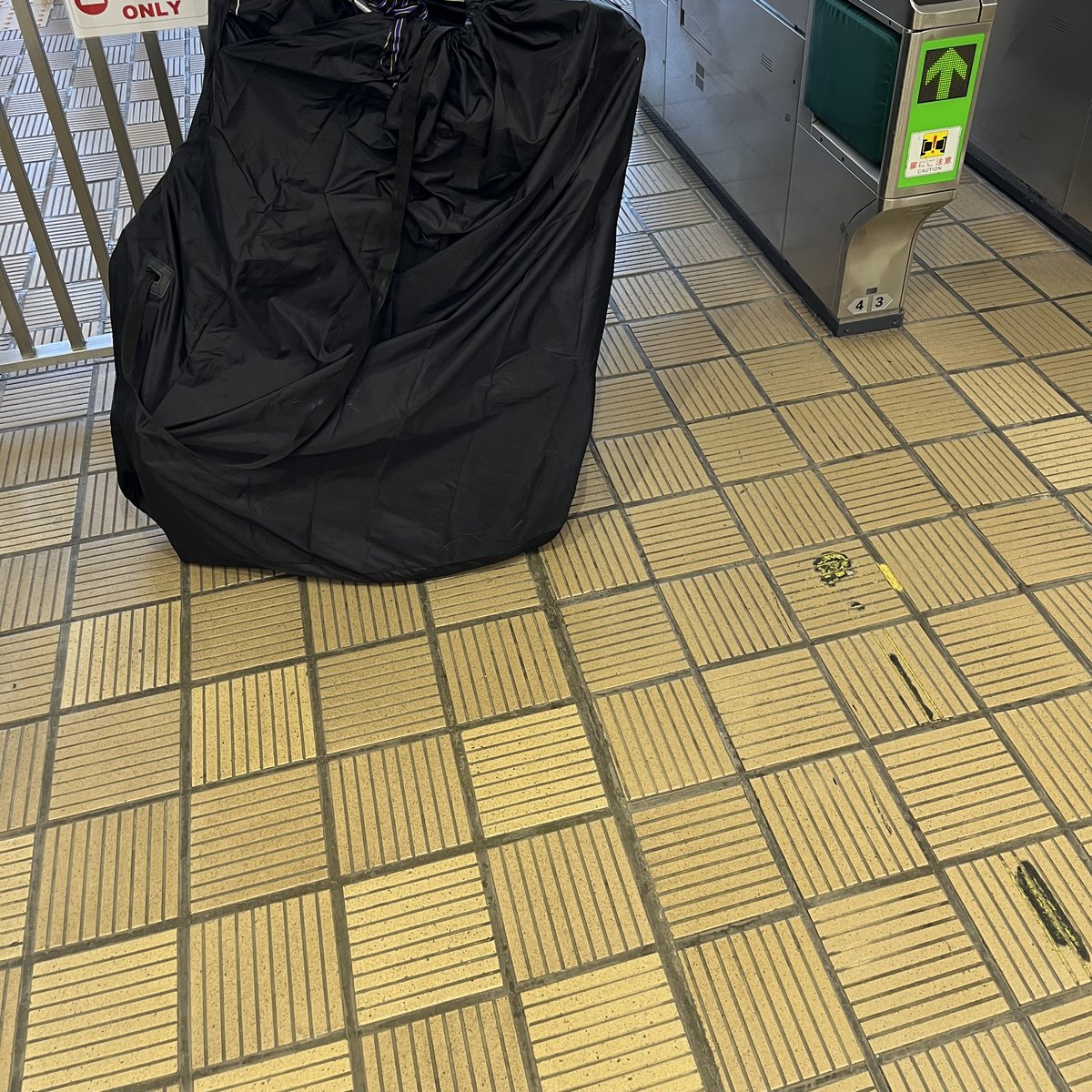 小樽駅の改札と輪行袋