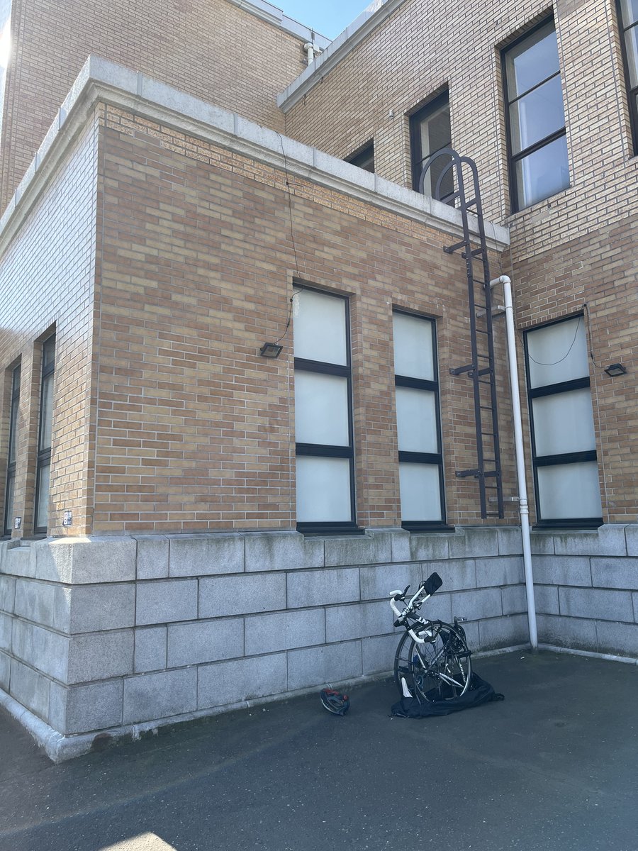 小樽駅の横で、ロードバイクを輪行袋に入れているところ