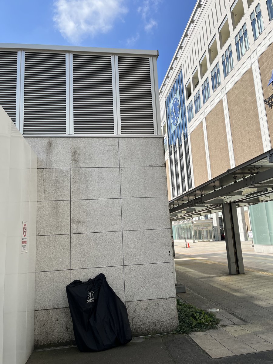 札幌駅東口の南側、壁ぎわに置いた輪行袋