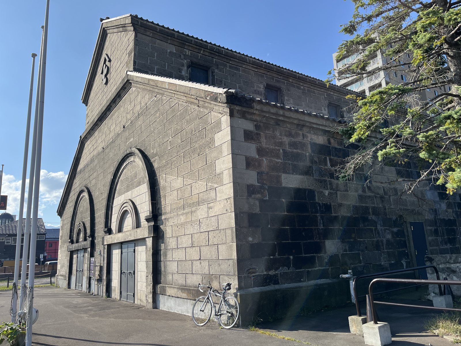 旧大家倉庫の入口の二重アーチ