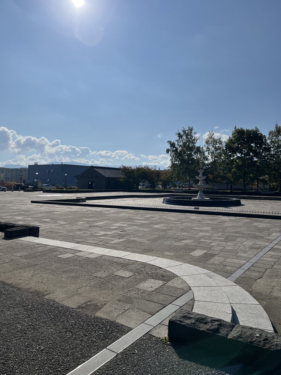 運河公園の噴水と広場