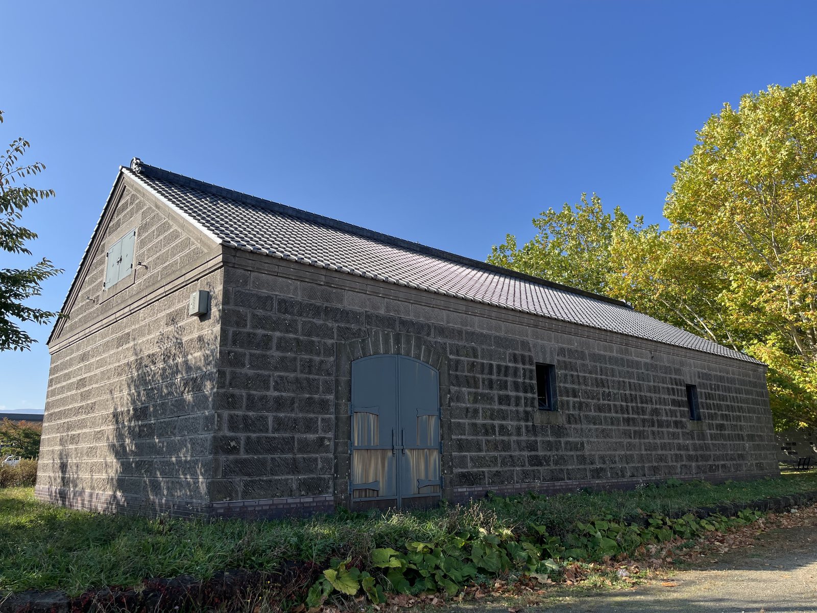 運河公園の休憩所の石造りの建物