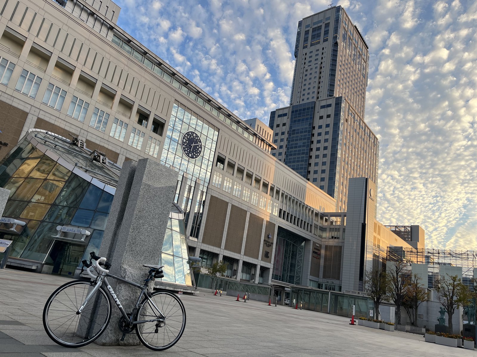 早朝の札幌駅前とロードバイク