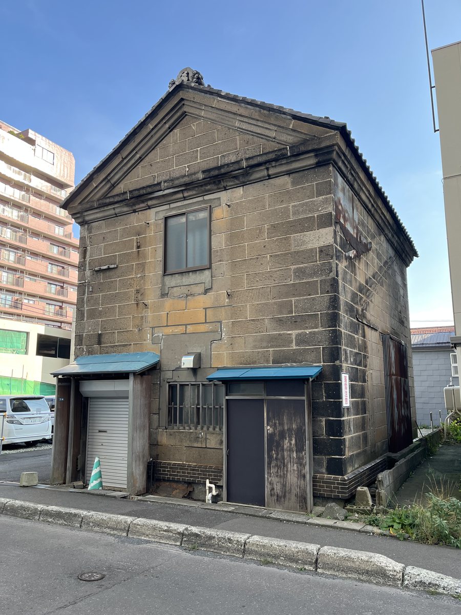 入口のある石造りの倉庫