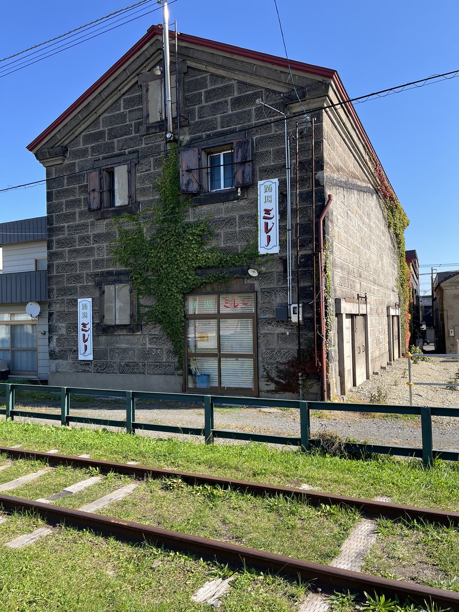 線路跡沿いの石の倉庫