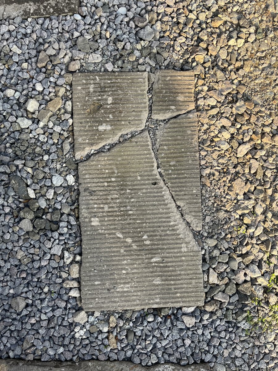 4トンダンプで割れた軟石。割れ目に砂利が入って馴染んでいる